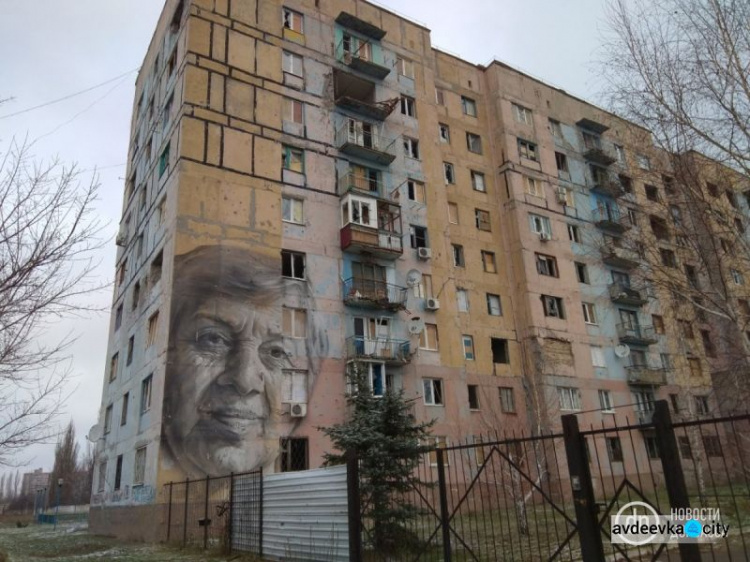 Коляски, цены и раненые дома: фоторепортаж из прифронтовой Авдеевки