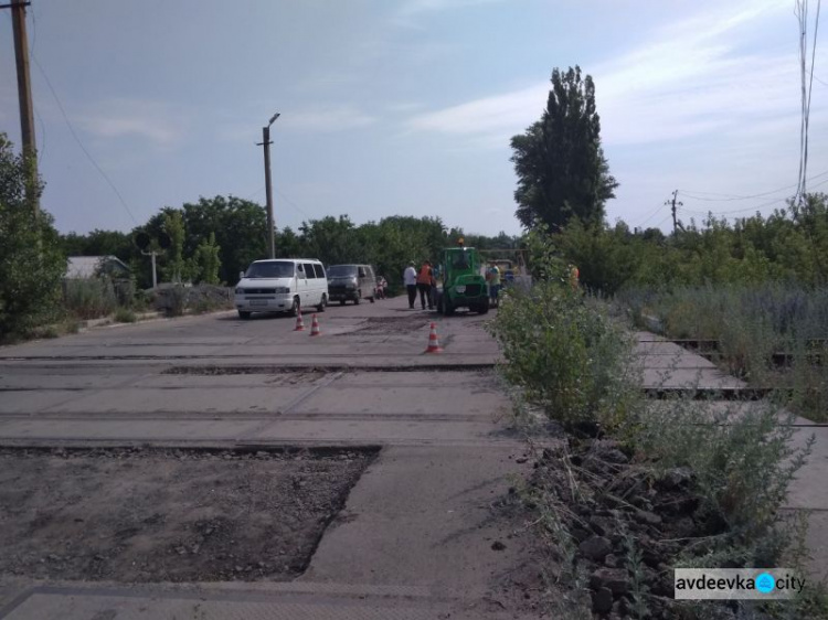 На территории Авдеевки находится "ничейный" разбитый участок дороги (ФОТО+ДОКУМЕНТ)