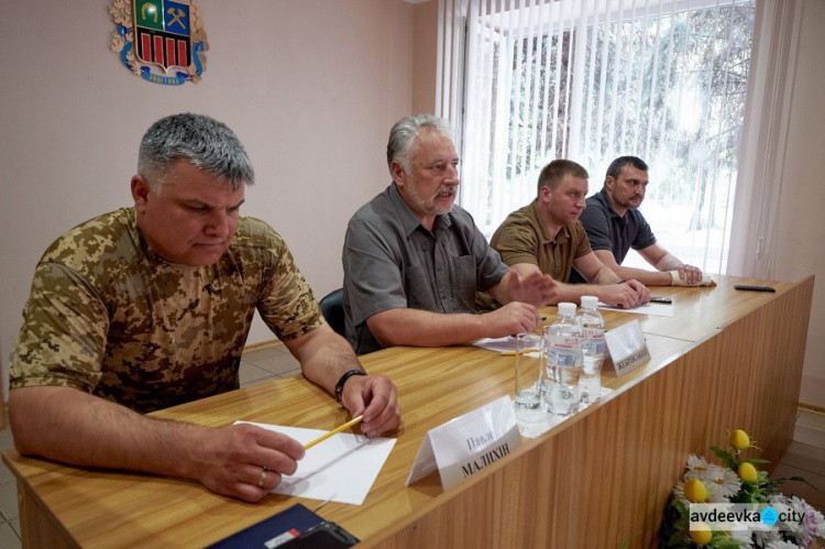 В Авдеевке Жебривский обсудил проблемы газа, воды и ремонта