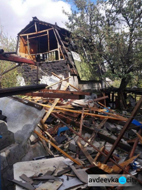 Прифронтовая Марьинка содрогается от взрывов: разрушено здание (ФОТО)