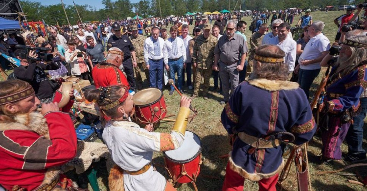 Грандиозный фестиваль охватил часть Донбасса