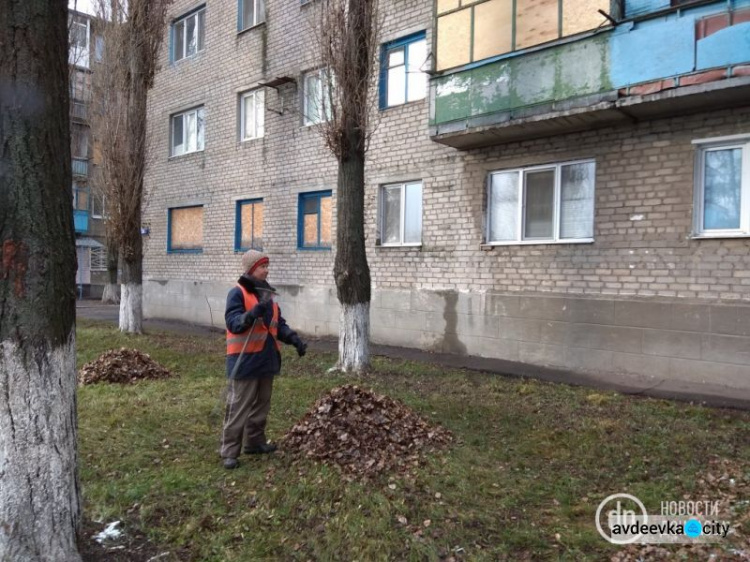 Коляски, цены и раненые дома: фоторепортаж из прифронтовой Авдеевки