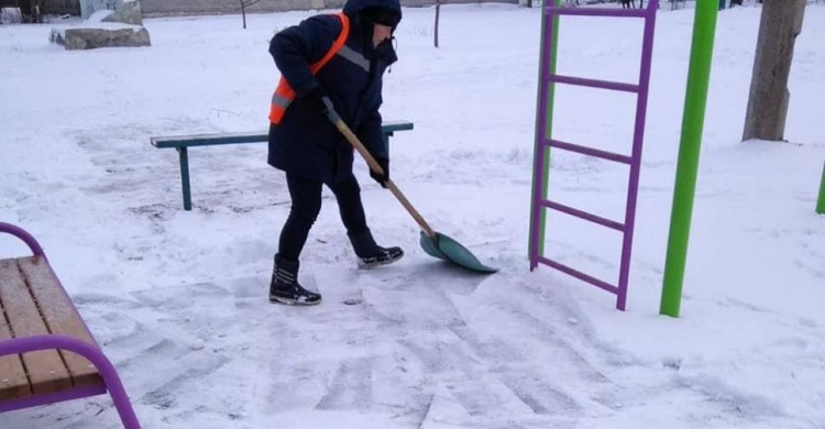Авдіївські комунальники на варті боротьби зі снігом (ФОТОФАКТ)