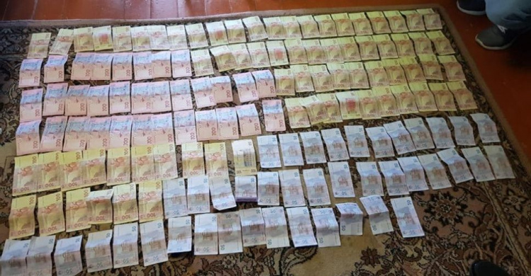 Раскрыта преступная схема на КПВВ "Новотроицкое":  шесть пограничников вымогали взятки с перевозчиков