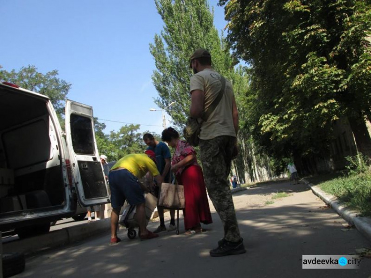 "Симики" помогли доставить в прифронтовую зону гуманитарку, воду и прессу (ФОТО)