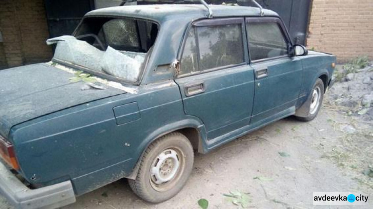 Дом и автомобиль повреждены  в результате взрыва снаряда в  прифронтовой Авдеевке (ФОТО)