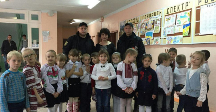 Дети пригласили полицию Авдеевки на патриотический урок (ФОТО)