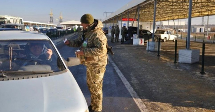 Сутки на блокпостах и КПВВ Донбасса: контрабанда и задержания