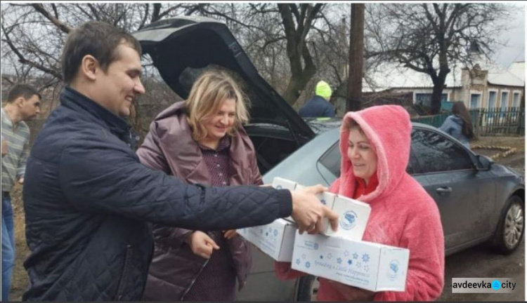 Многодетные семьи Авдеевки получили подарки из Великобритании