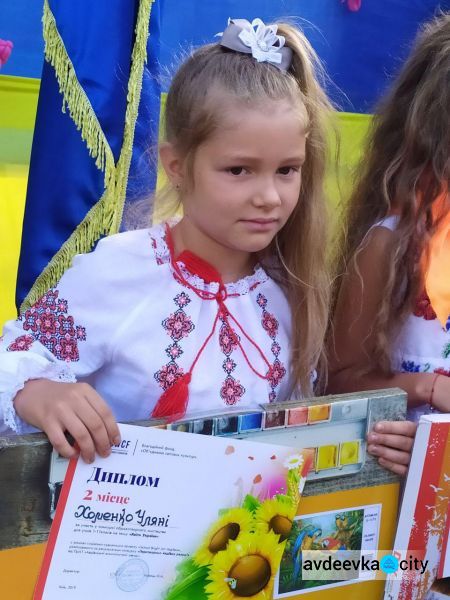 В честь открытия мурала в Авдеевке детям подготовили креативные и мотивирующие подарки (ФОТО)