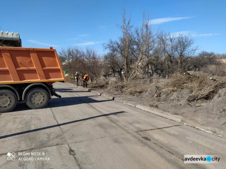 Авдеевские коммунальщики наводят чистоту в городе (ФОТОФАКТ)