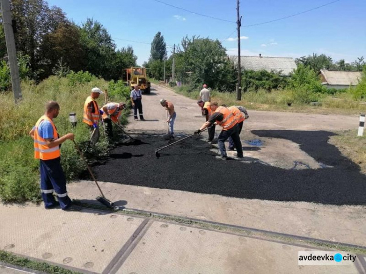 В старой части города коммунальщики выполняют ямочный ремонт автодорог