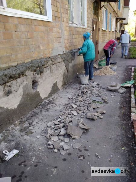 В Авдеевке продолжаются ремонтные работы:фотофакт