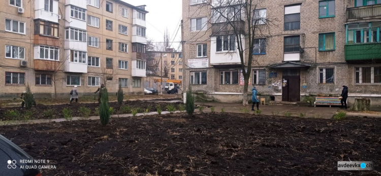 Коммунальщики продолжают благоустройство территории напротив Новой почты (ФОТОФАКТ)
