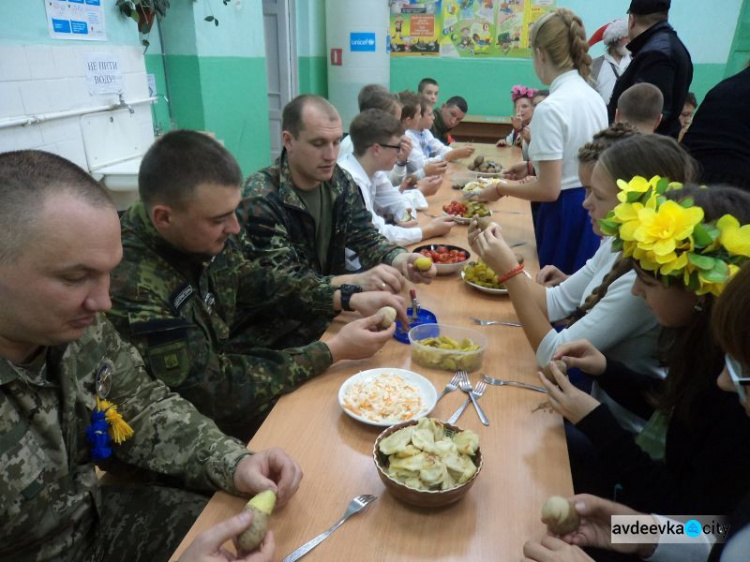 Школярі та поліцейські змагалися у пострілах з луку, їжі каші та акторській грі (ФОТО)