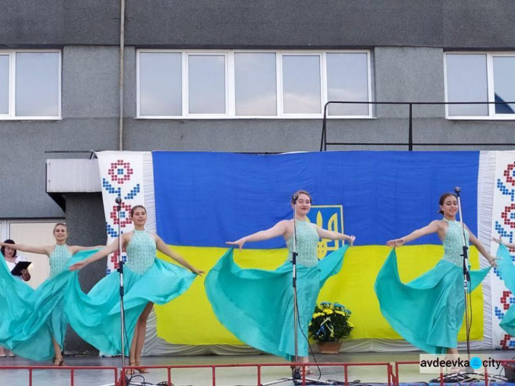 День независимости в Авдеевке: награждения, метания красок и концерт (ФОТОРЕПОРТАЖ)