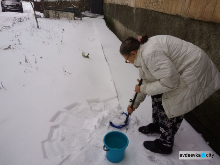 В обезвоженной Авдеевке жители спасаются снегом (ФОТО)