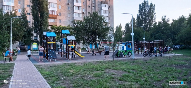 На новой детской площадке, подаренной городу Метинвестом, кипит жизнь (ФОТОФАКТ)