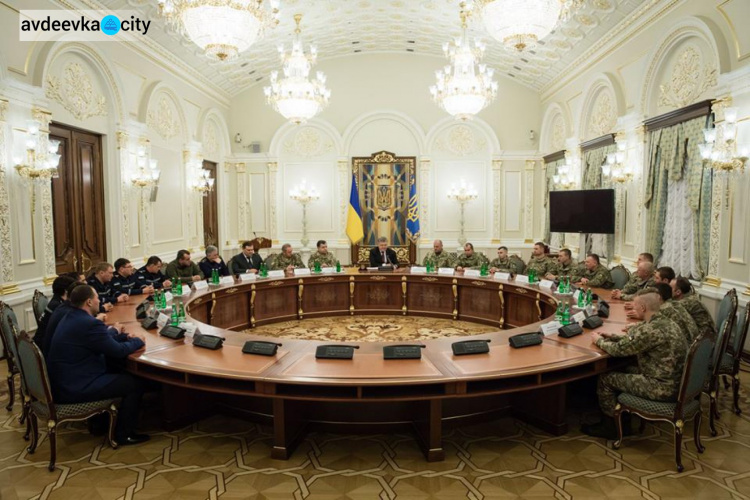 Президент Украины наградил отличившихся защитников Авдеевки (ФОТО)