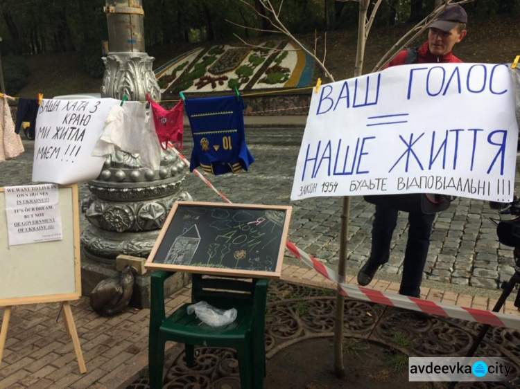 Под стенами Кабмина переселенцы в халатах сражались за жилье (ФОТО)