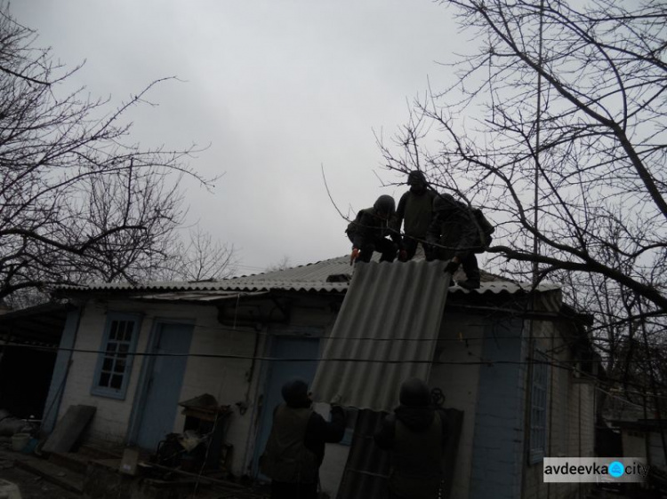 Бойцы ГСЧС устраняют последствия обстрелов в Авдеевке (ФОТО)