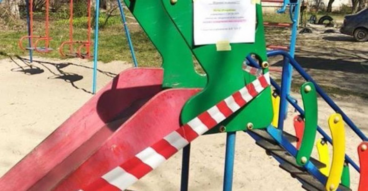 Детские площадки в Авдеевке огораживают красными ленточками: фотофакт