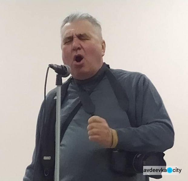 Зі святом весни авдіївських жінок креативно привітав гурт "Папа Карло"