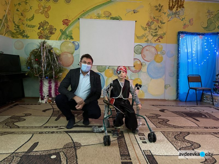 Яркие забавы и приятные сюрпризы: воспитанники "Искорки" получили новогодние подарки от генерального директора АКХЗ