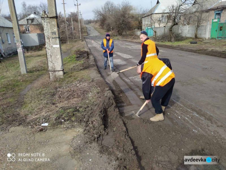 Авдеевские коммунальщики наводят чистоту в городе (ФОТОФАКТ)