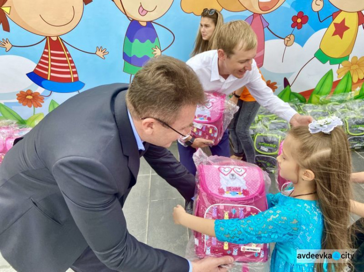 Дети авдеевских коксохимиков получили в подарок школьные наборы от Метинвеста (ВИДЕО)