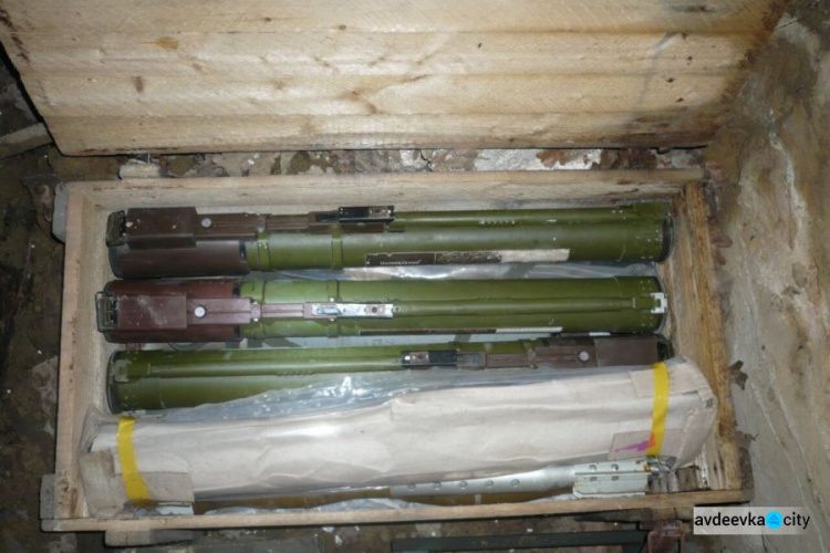 В "копанках", заброшенных домах и около дорог на Донбассе с начала апреля выявлены 14 опасных схронов