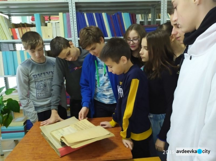 Школьники Авдеевки прикоснулись к истории в городском архиве (ФОТО)