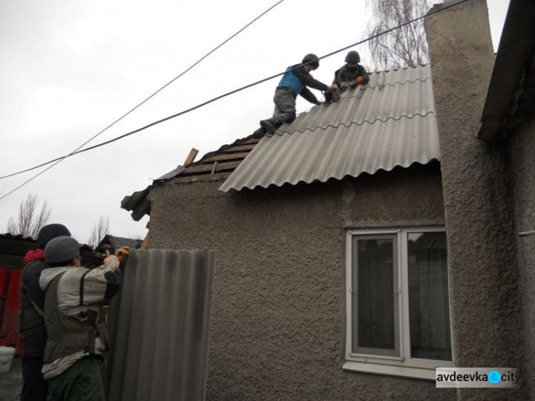 Бойцы ГСЧС устраняют последствия обстрелов в Авдеевке (ФОТО)