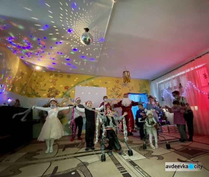 Яркие забавы и приятные сюрпризы: воспитанники "Искорки" получили новогодние подарки от генерального директора АКХЗ