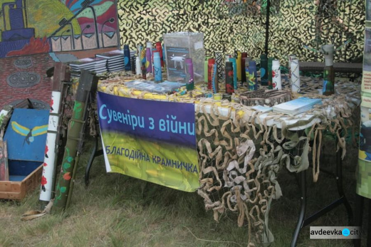 Представители Авдеевки на фестивале плели маскировочные сетки и собирали деньги на дрон (ФОТО)