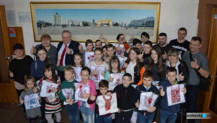 Пасхальные подарки, вышиванки и массу впечатлений привезут школьники из Ровно в Авдеевку (ФОТО + ВИДЕО)