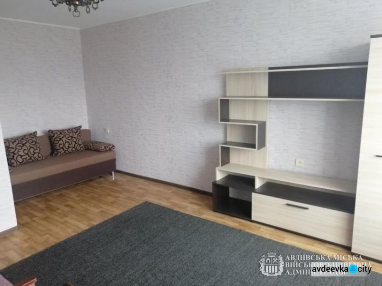 Дівчині з Авдіївки, позбавленої батьківського піклування, вручили ключі від нової квартири