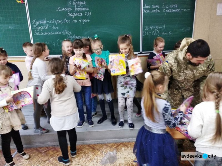 Авдеевские «симики» доставили подарки в детсады и школы (ФОТО)