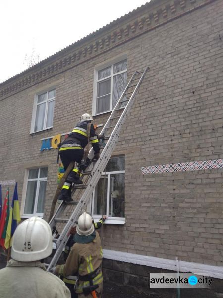 В Авдеевке эвакуировали более 130 детей: появились фото