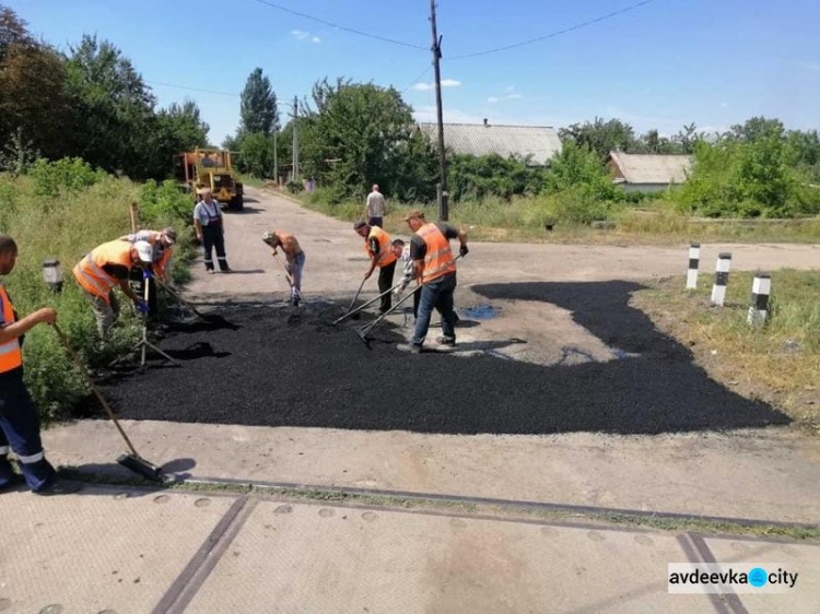 В старой части города коммунальщики выполняют ямочный ремонт автодорог