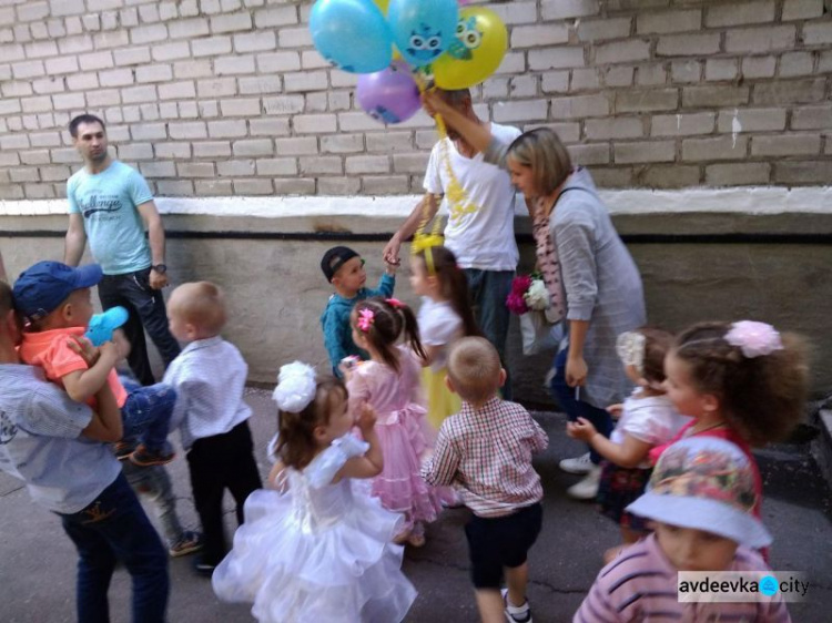 Крохотные авдеевские выпускники приобщились к городским торжествам (ФОТО)
