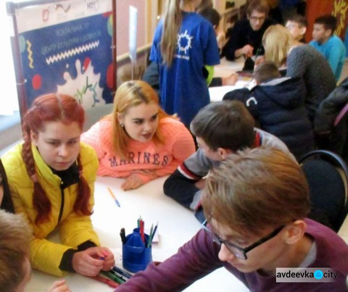 Дети из Авдеевки сыграли в брейн-ринг и получили фирменные рюкзаки ЮНИСЕФ