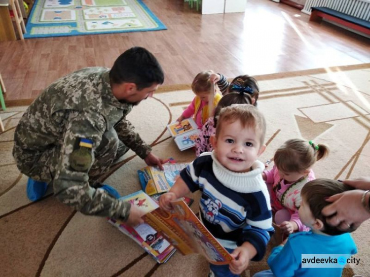 Офицеры Cimic Avdeevka развезли в прифронтовые населенные пункты хлеб, книги и лекарства   (ФОТО)