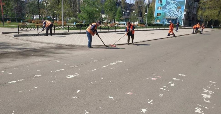На варті чистоти та порядку: як авдіївські комунальники наводять лад у місті ( ФОТОФАКТ)