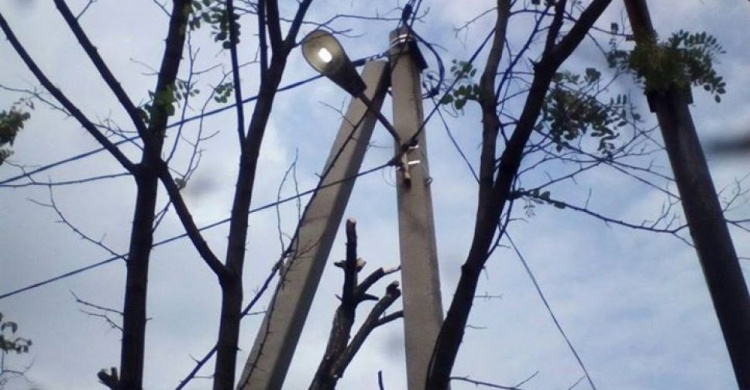 В Авдеевке устанавливали лавочки и ремонтировали светильники