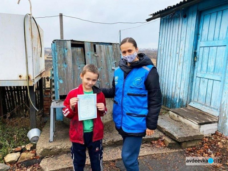 Сотрудники «Пролиски» помогли одинокой матери оформить документы для детей