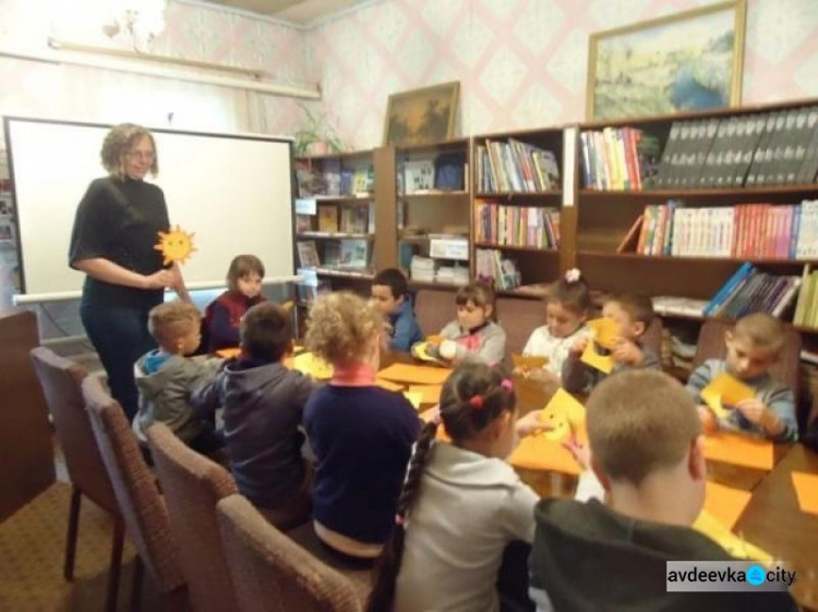 Авдіївським малюкам у центральній бібліотеці відділу культури підготуваги розважальну програму до Дня захисту дітей