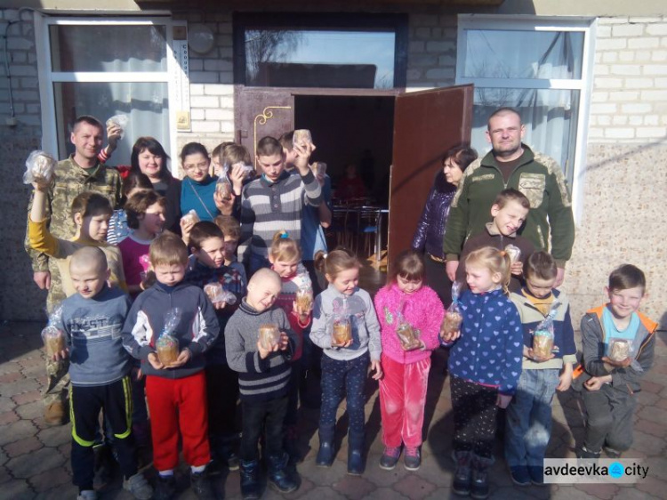 Авдеевские «симики» развозили куличи, пособия и детей (ФОТО)