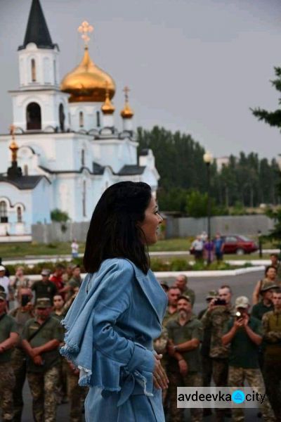 В Авдіївці Злата Огнєвіч заспівала для захисників України (ФОТО+ВІДЕО)