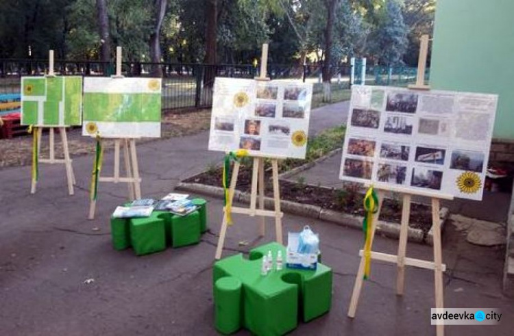 В Авдеевке провели патриотическую акцию «Живые, пока помним»